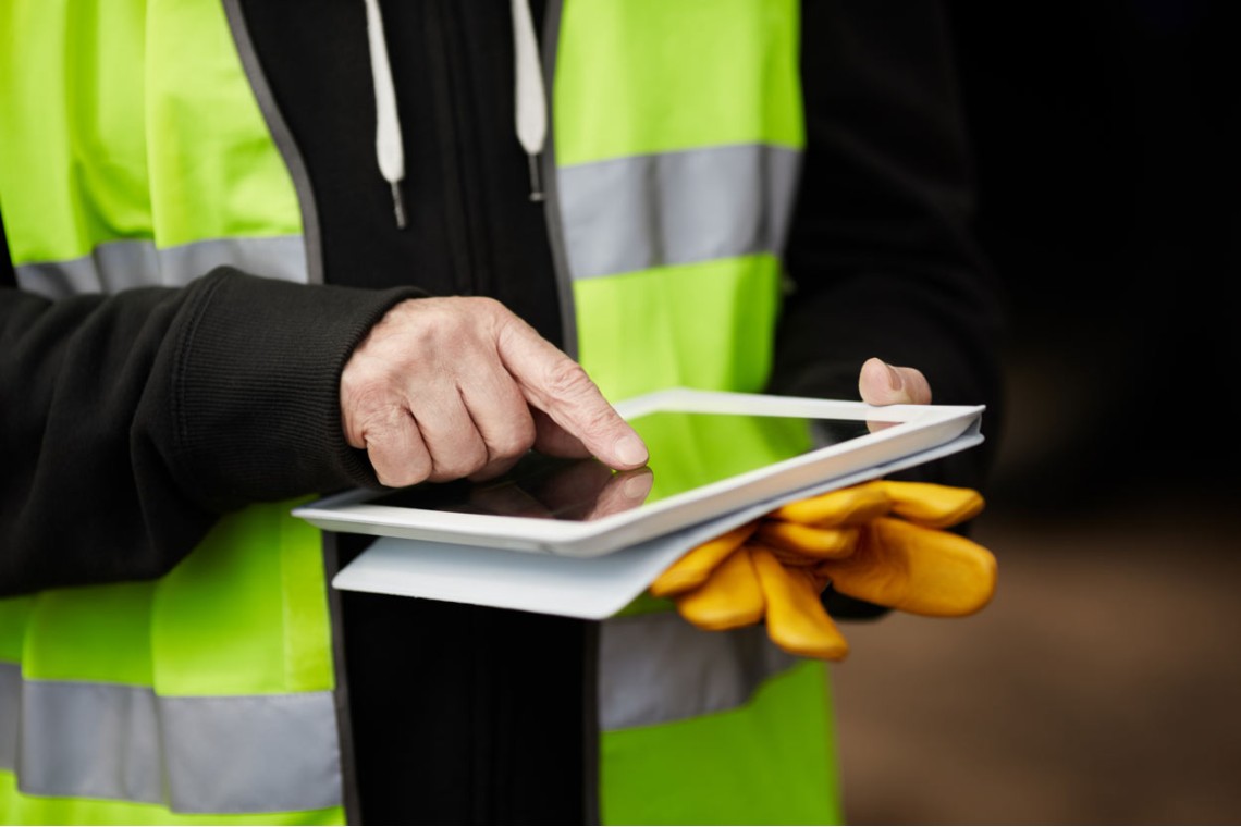 https://www.goodtogosafety.co.uk/image/cache/catalog/Blog/Worker-using-Ipad-1140x760.jpg